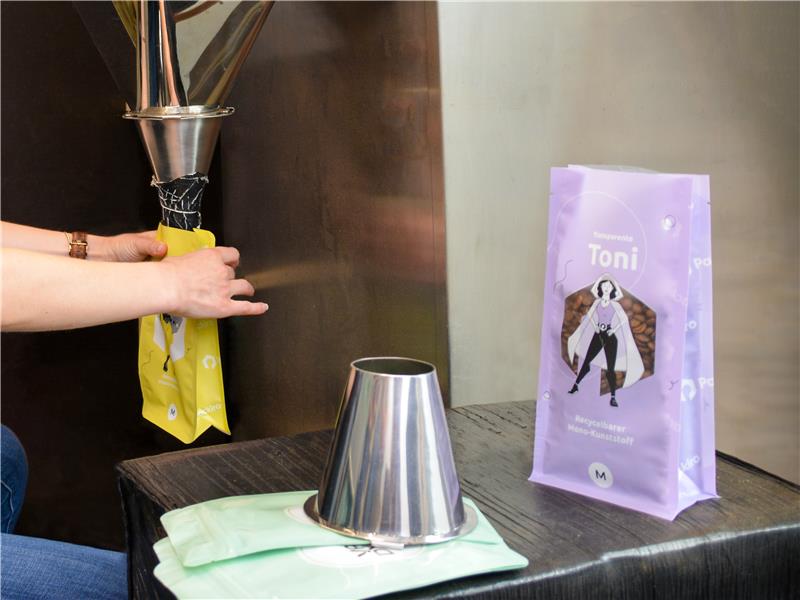 Blockbodenbeutel wird an einer Abfüllmaschine mit Kaffee befüllt