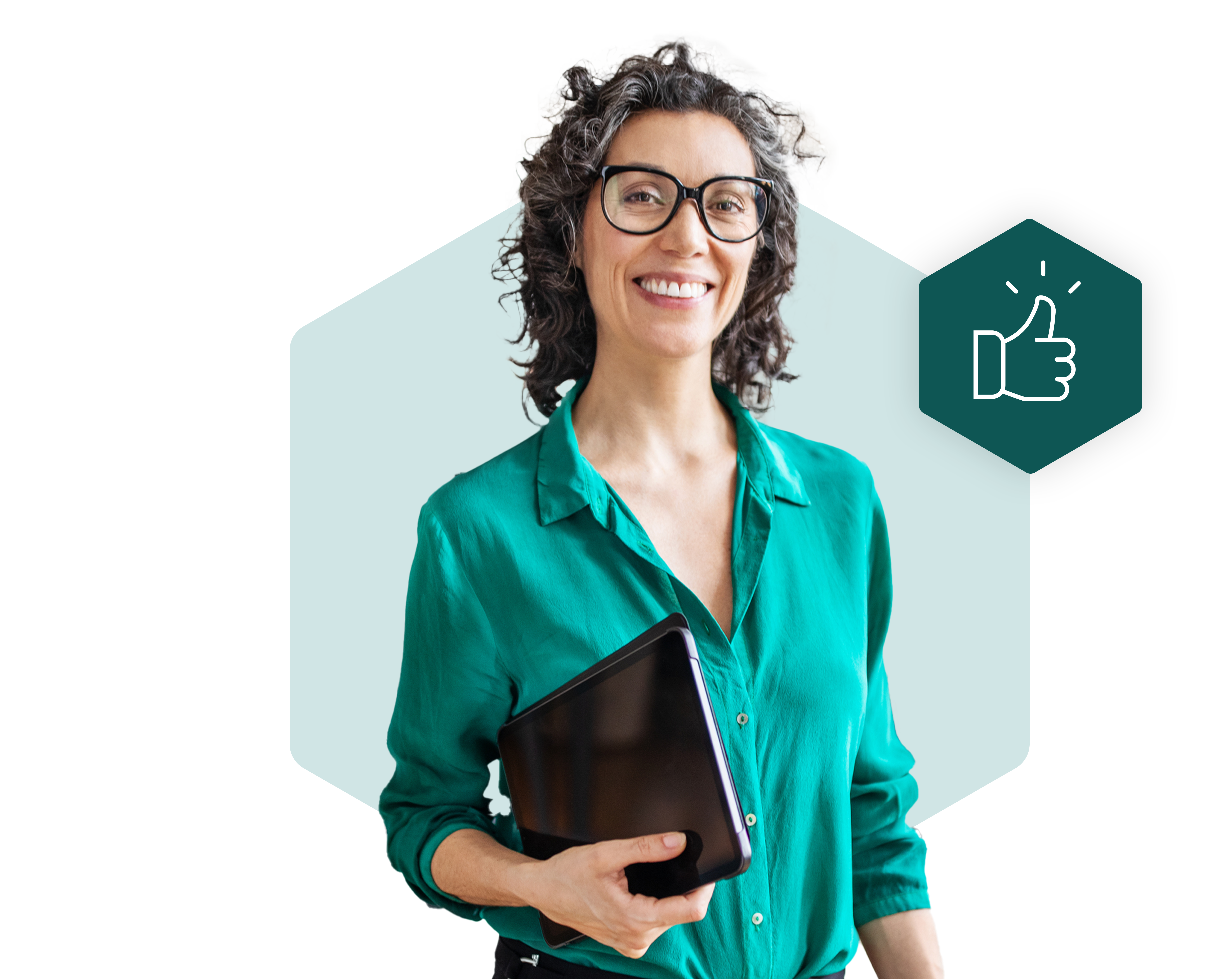 Frau mit grüner Bluse und einem schwarzen Laptop in der Hand