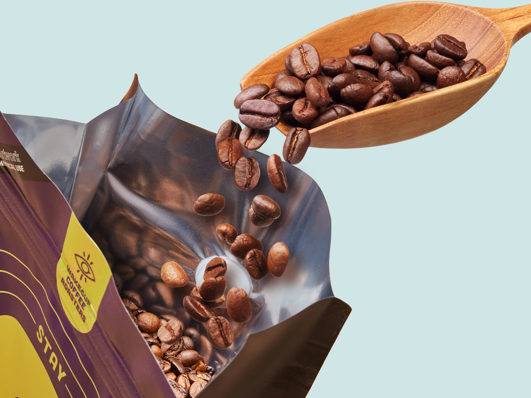 Kaffeeverpackungen die mit Kaffeebohnen befüllt wird