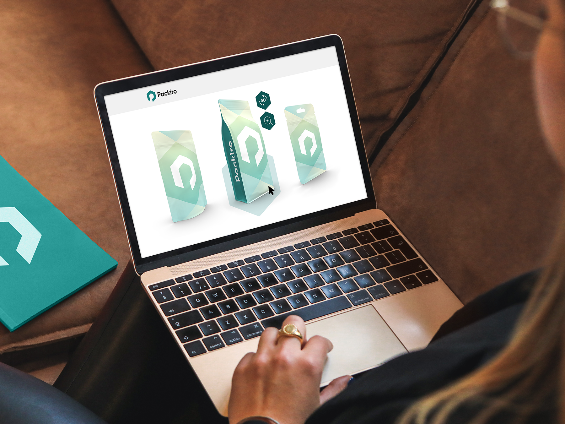 Laptop mit den Beutelverpackungen von Packiro