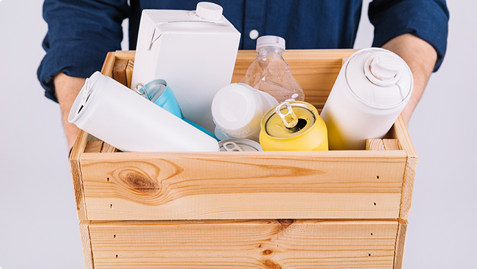 Kiste mit leeren Verpackungen, Flaschen und Dosen