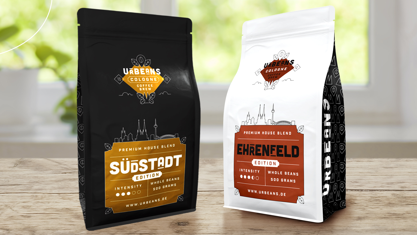 Zwei Kaffeverpackungen als Blockbodenbeutel in schwarz und weiß mit goldenem und roten Aufdruck