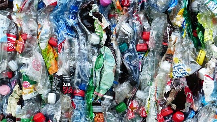 Platt gedrückte, leere Plastikflaschen