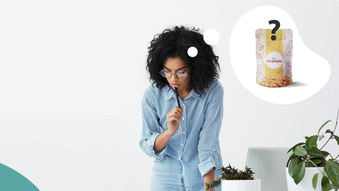 Frau die über ihre neue flexible Verpackung nachdenkt