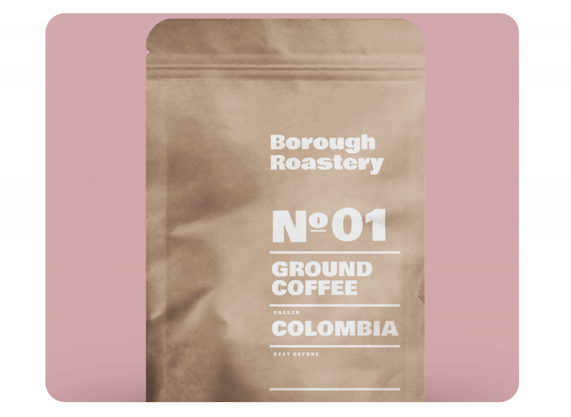 Kaffeeverpackung als Blockbodenbeutel aus Kraftpapier mit simplen weißen Aufdruck