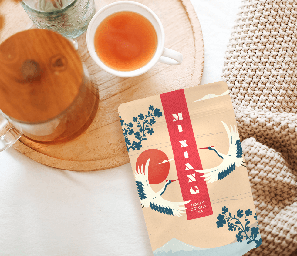 Standbodenbeutel als bedruckte Teeverpackung neben einer Kanne und Tasse Tee