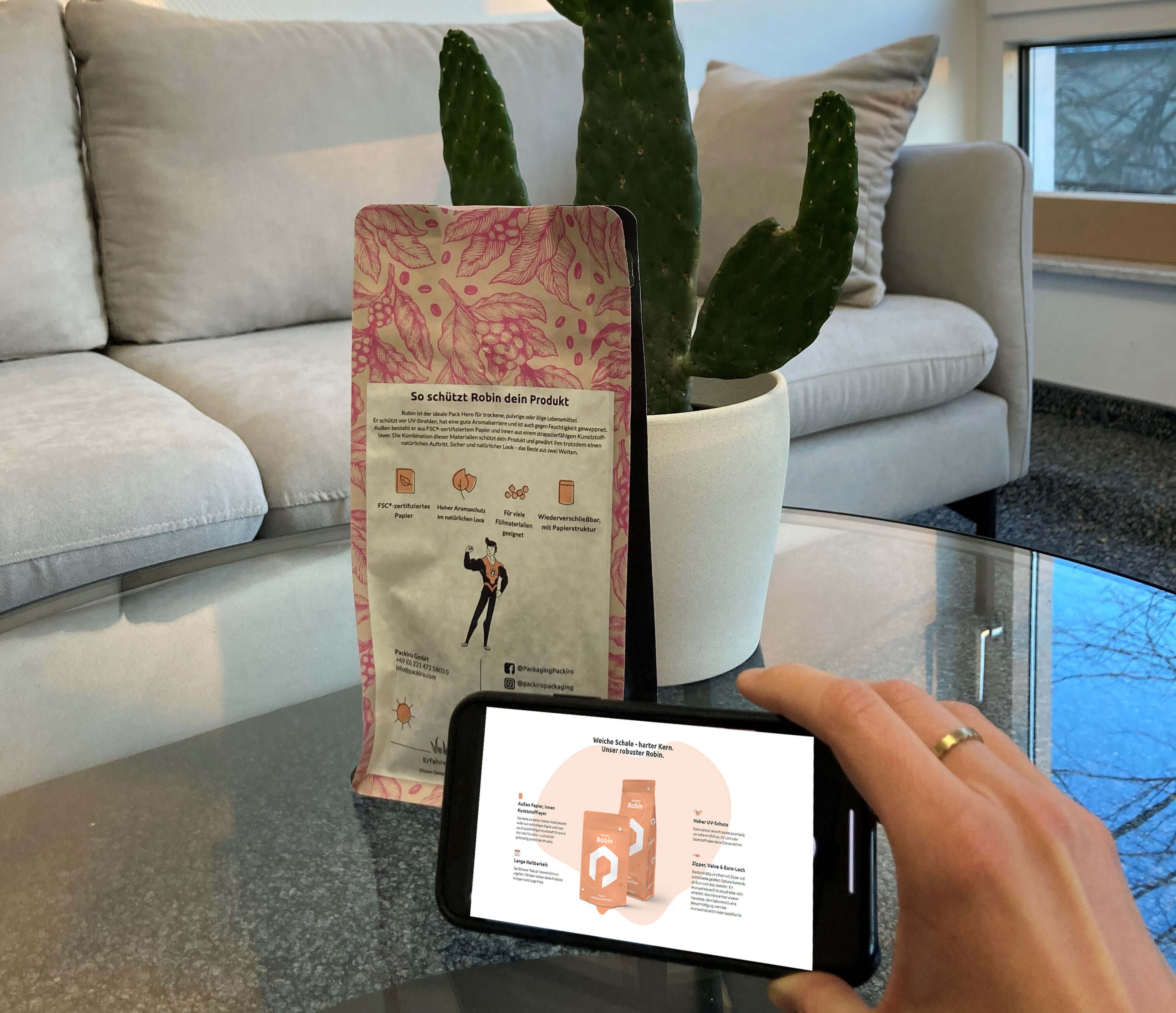 Blockbodenbeutel auf einem Glastisch vor einem Kaktus