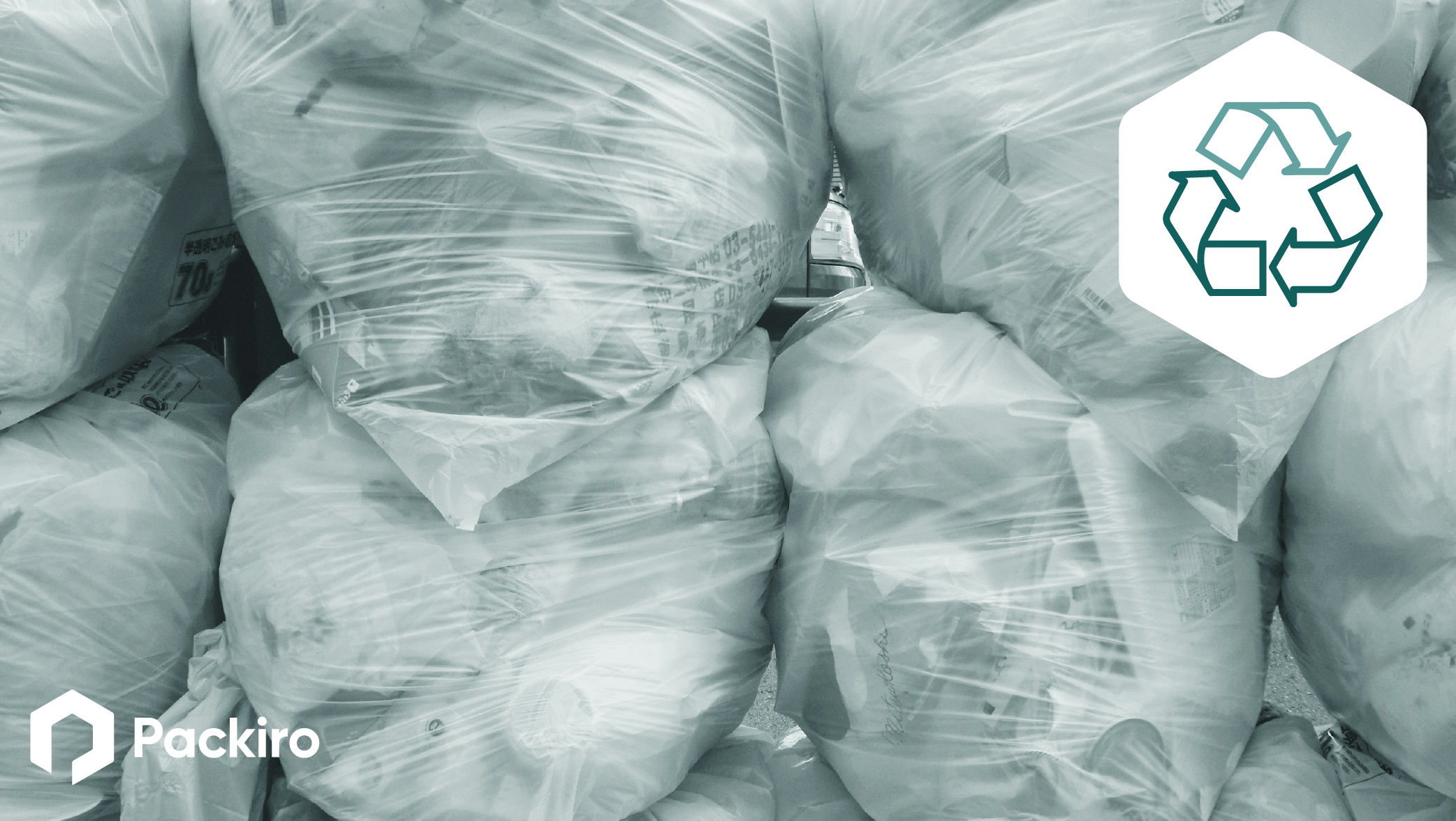 Recyclingsymbol für eine Kreislaufwirtschaft vor befüllten Plastikmüllbeuteln