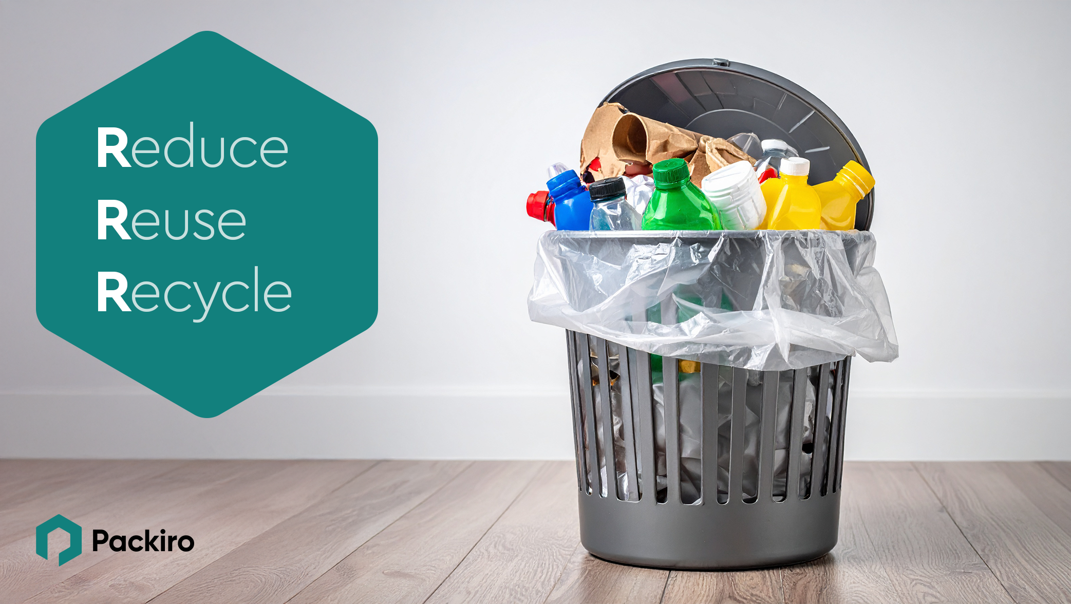 Reduce Reuse Recycle in Hexagon neben einem Mülleimer mit Plastik- und Papierabfällen – Darstellung der 3R & Abfallhierarchie