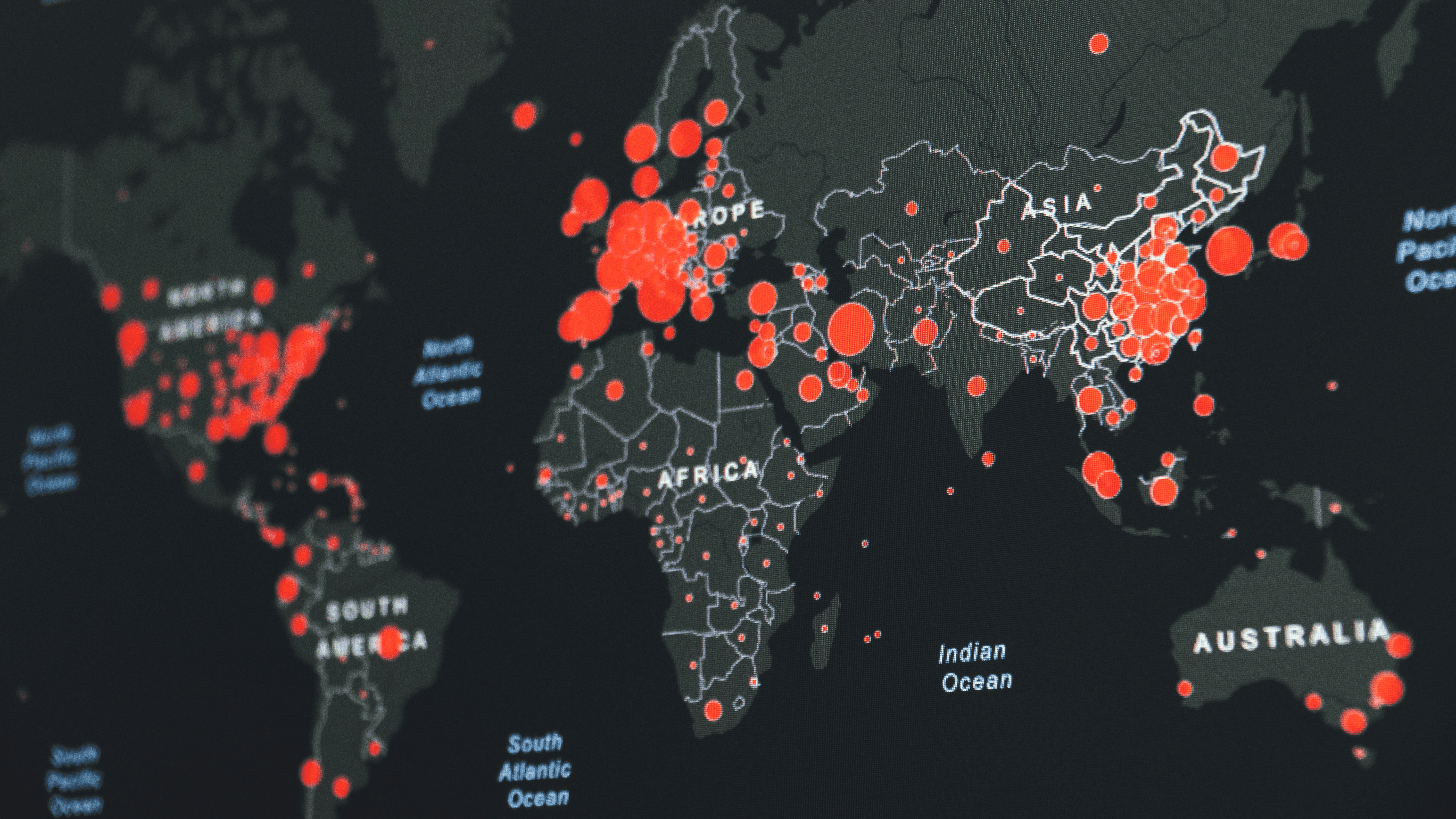 Weltkarte mit Heatmap-Punkten bei Großstädten