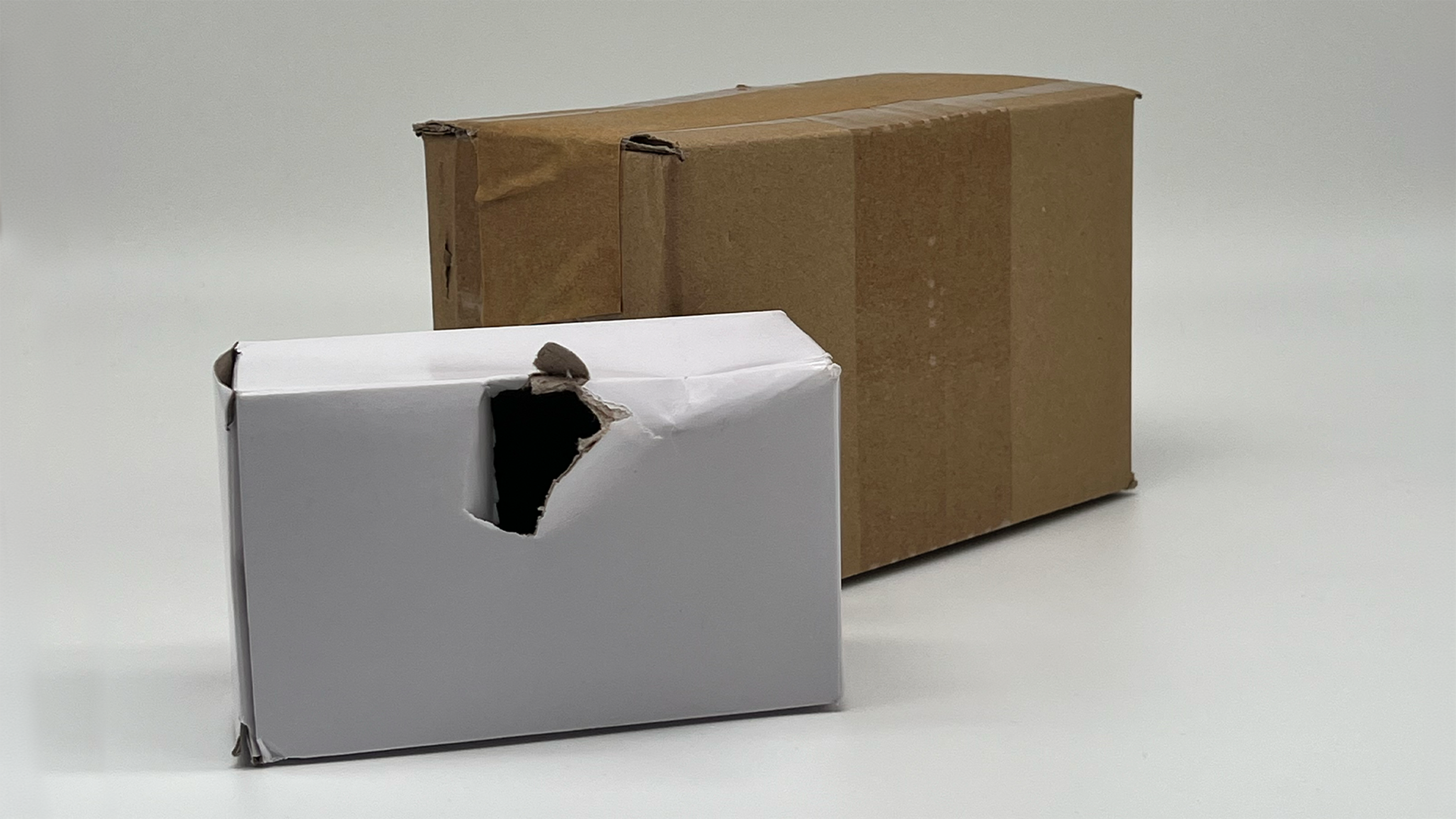 Transportschäden an zwei Kartonverpackungen