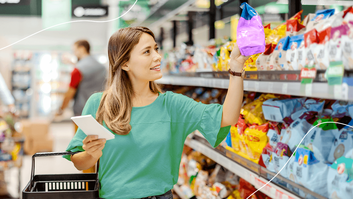 Frau greift eine Flowpack Verpackung aus einem Regal voller Produktverpackungen