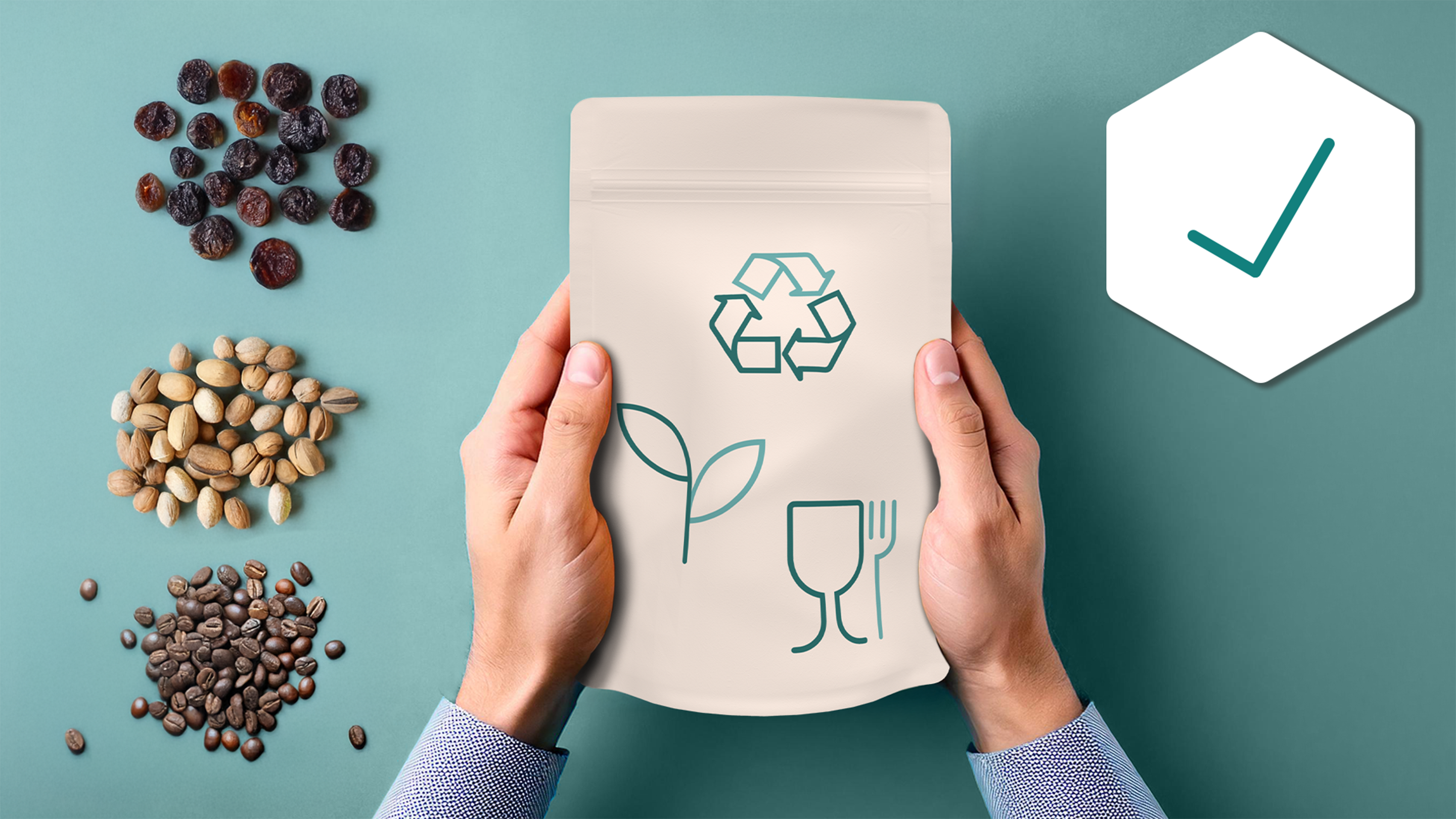 Standbodenbeutel mit Zertifizierungssymbolen bedruckt und losen Lebensmitteln daneben