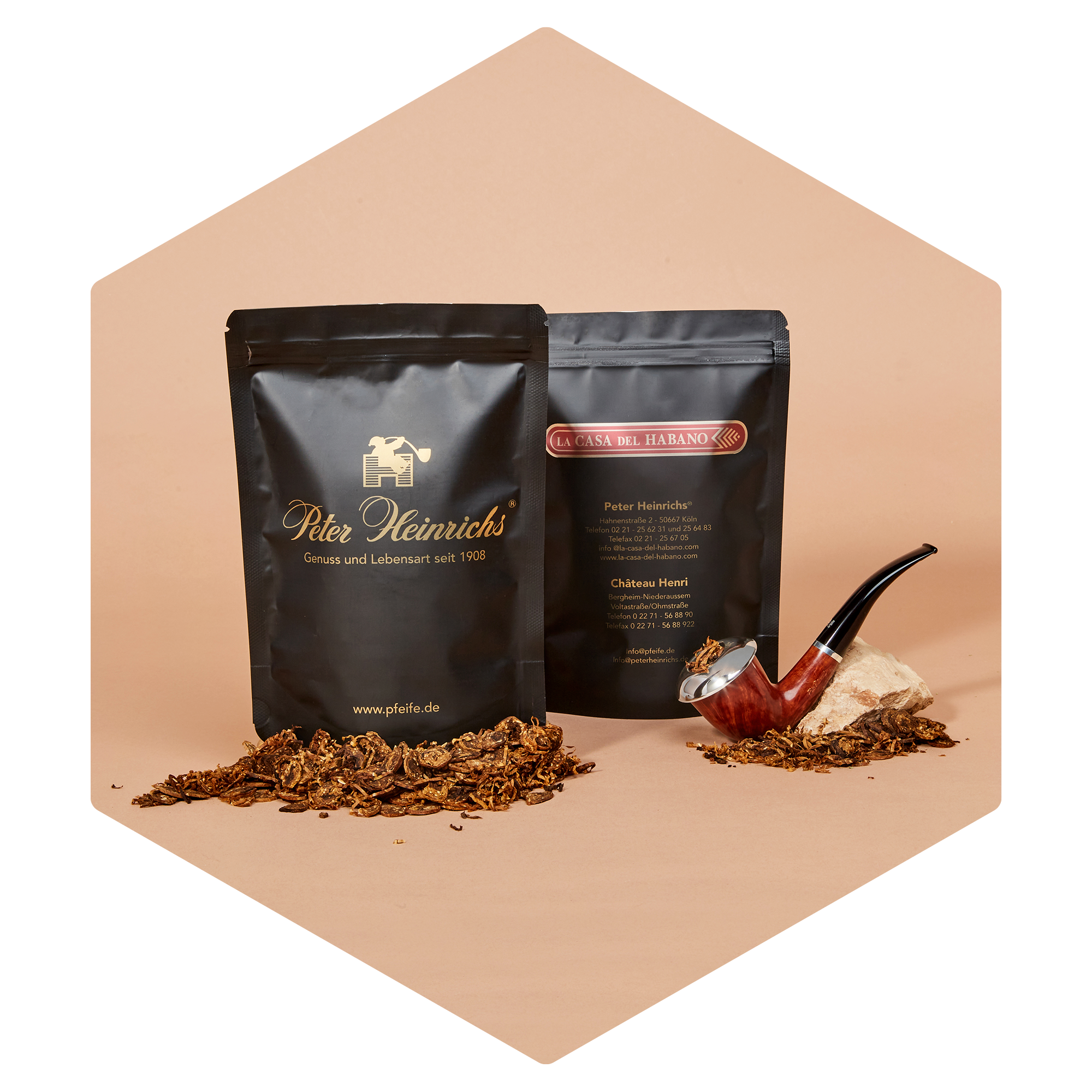 Tabakverpackungen aus Standbodenbeutel im schwarz-goldenem Design neben einer Pfeife und losem Tabak